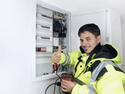 Électricien qui intervient sur un tableau électrique