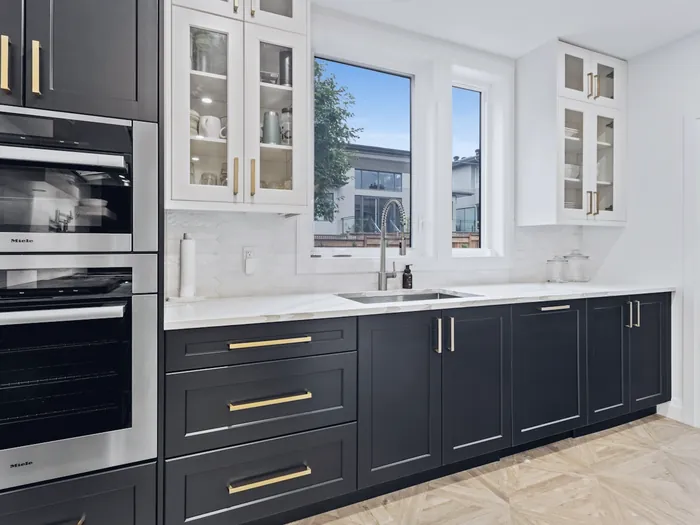 Cuisine sur mesure avec des façades sombres