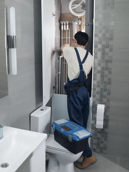 Plombier au travail dans une salle de bain